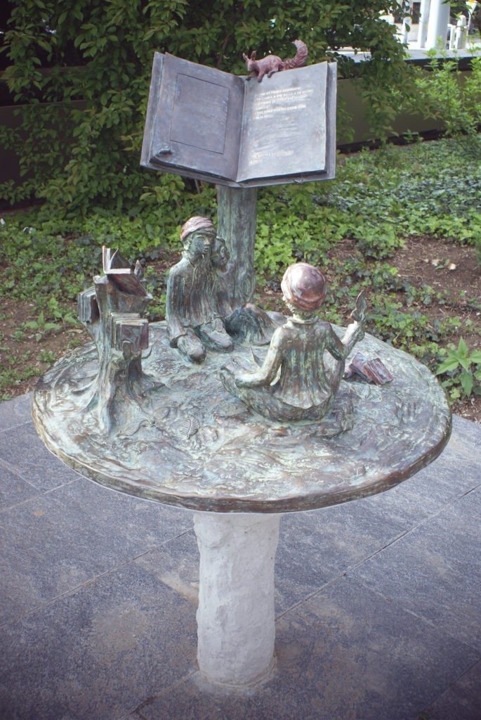 Sculpture of Légende d'Automne Parc